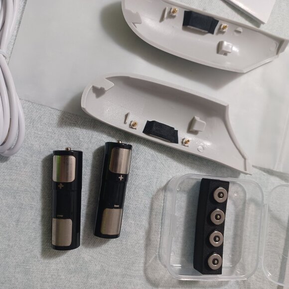 Oculus Quest 2 Charging Dock with 2 Rechargeable Batteries - Picture 11 of 12